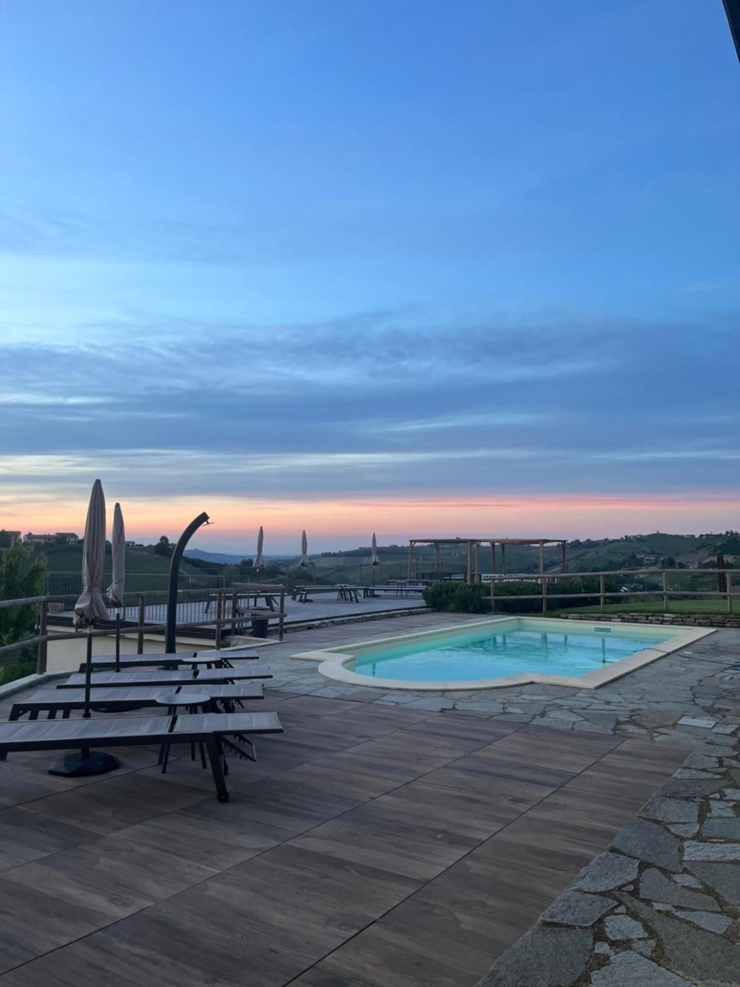 Le Cornici - Cascina Di Charme Hotel Diano dʼAlba Eksteriør billede